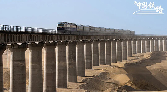الصين ستفتتح سكة حديد تحيط بصحراء تاكليماكان بشينجيانغ