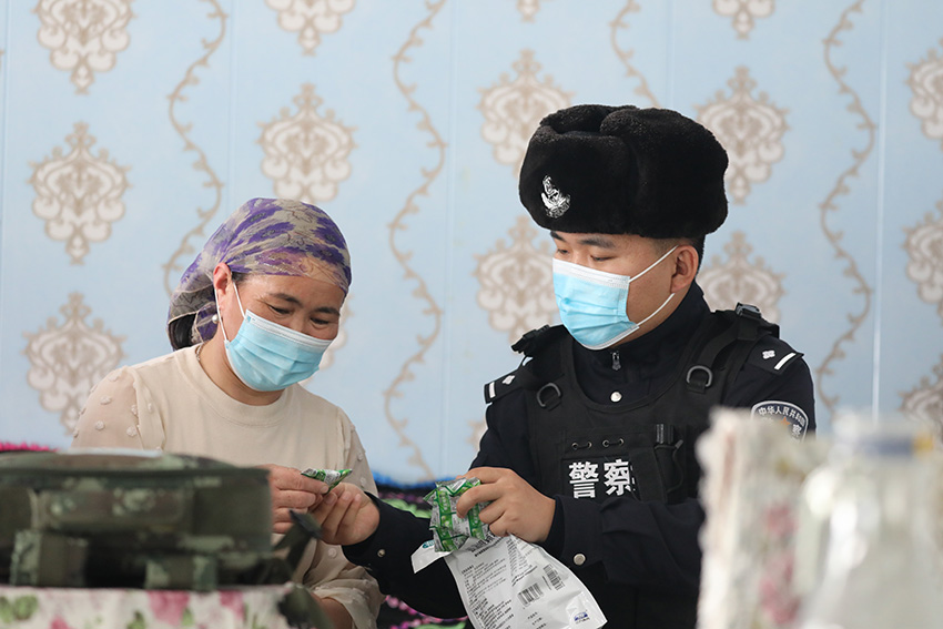 ألتاي، شينجيانغ: شرطة يتحدون عاصفة ثلجية لتوصيل الأدوية للقرويين