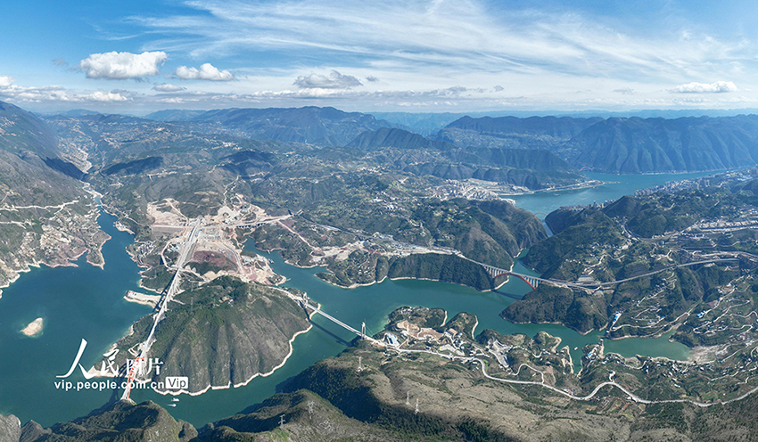 ووشان، تشونغتشينغ: جسور طائرة تربط الجبال والأنهار
