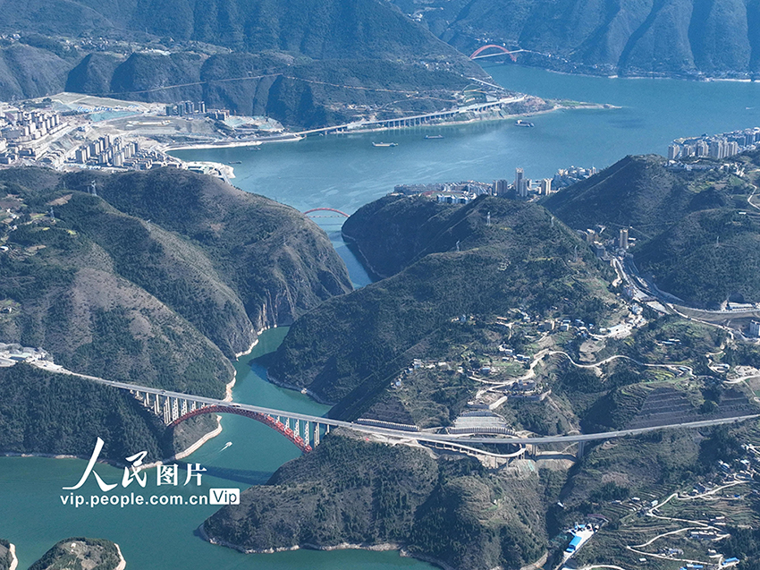 ووشان، تشونغتشينغ: جسور طائرة تربط الجبال والأنهار