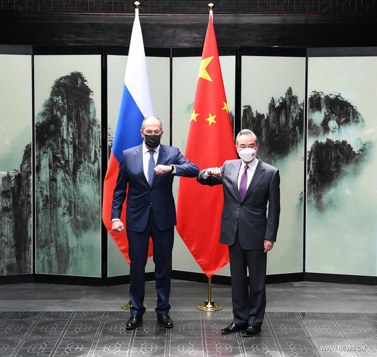 وزير الخارجية الصيني يعقد محادثات مع نظيره الروسي
