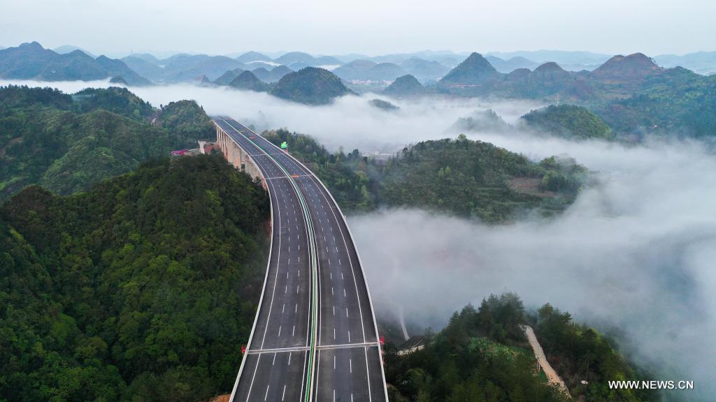 طريق قوييانغ-هوانغبينغ بجنوب غربي الصين