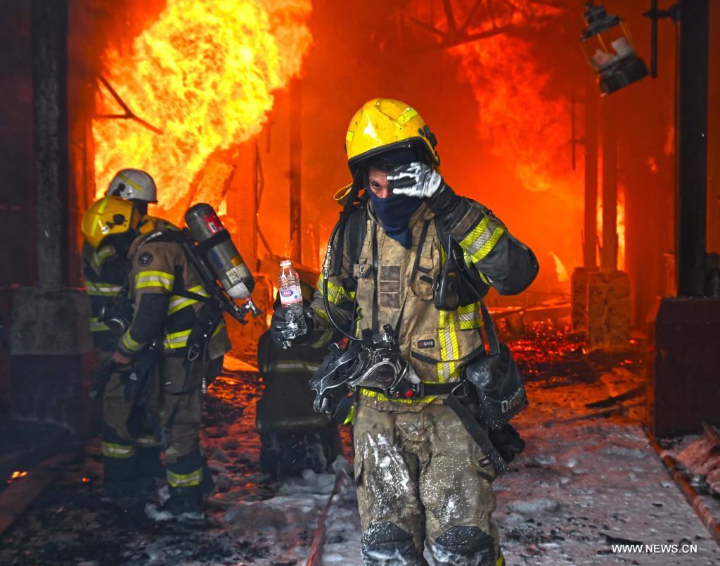 قوة الإطفاء الكويتية تسيطر على حريق سوق المباركية