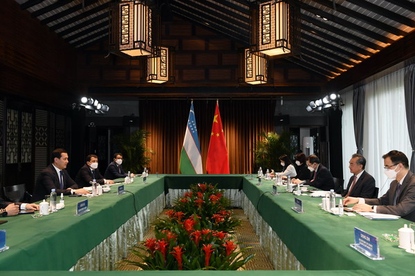 وزير الخارجية الصيني يبحث العلاقات الثنائية مع نائب رئيس الوزراء الأوزبكي
