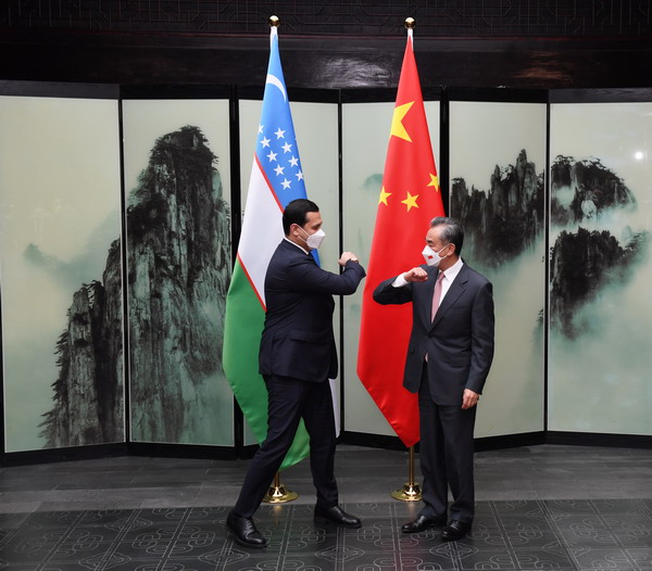 وزير الخارجية الصيني يبحث العلاقات الثنائية مع نائب رئيس الوزراء الأوزبكي