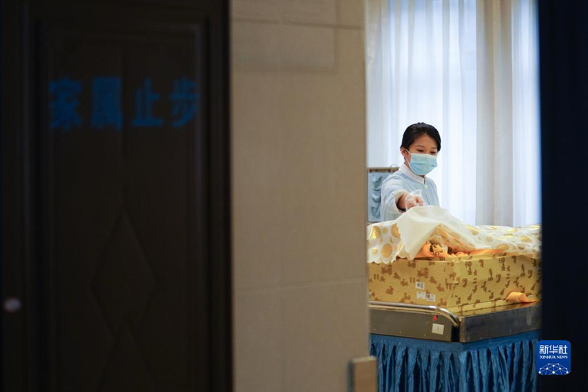 وداع لائق .. ماكياج وجراحات تجميل للموتى في الصين