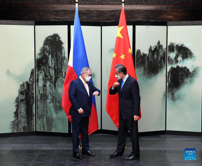 وزير الخارجية الصيني يجري محادثات مع نظيره الفلبيني بشأن العلاقات الثنائية