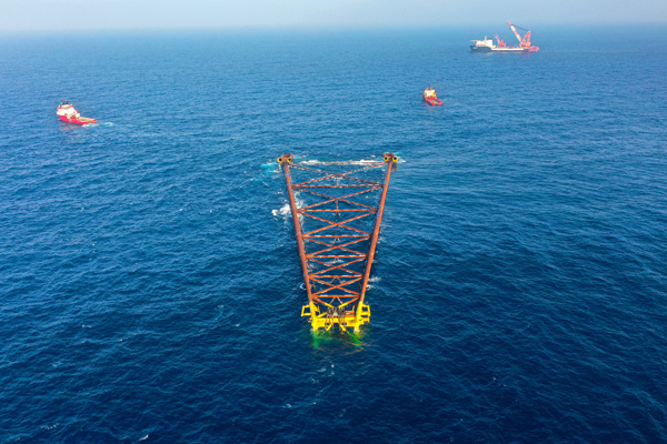 الصين تركب سترة معدنية في مياه بعمق 300 متر لاستخراج النفط البحري