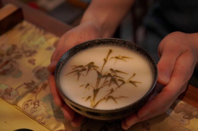 الرسم على الشاي فن يعود لأسرة سونغ الملكية في الصين