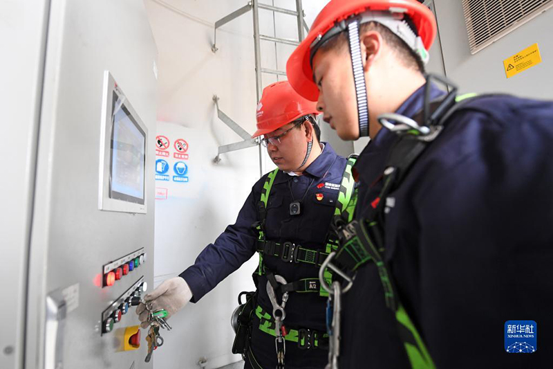 ليو يان بو.. مهندس شاب يضمن التشغيل الآمن لخط الطاقة الخضراء في تيانجين