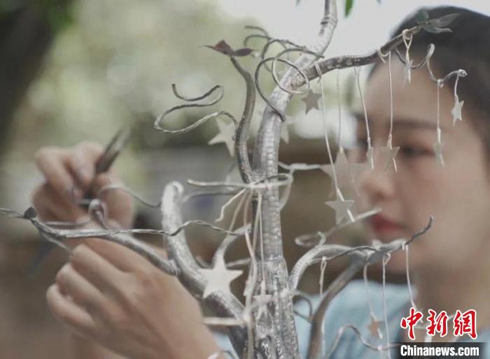 حرفيو قومية مياو يحتفلون بعودة الرواد الصينيين من خلال أعمال فنية