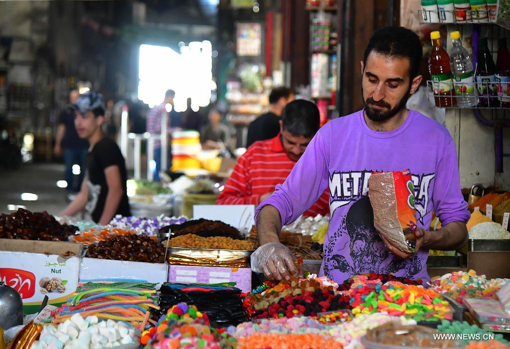 تقرير إخباري : أسواق دمشق تشهد حركة خجولة مع اقتراب حلول عيد الفطر