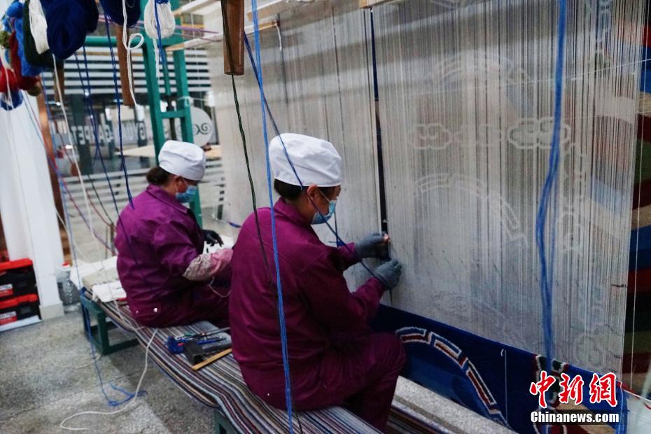 نظرة على مراحل صناعة السجاد التبتي بتشينغهاي