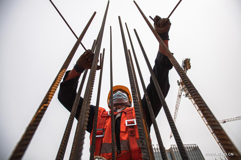 عمال بناء صينيون يلزمون وظائفهم خلال عطلة عيد العمال