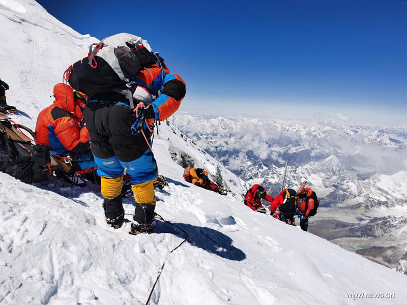 فريق البعثة العلمية الصينية يصل إلى قمة جبل تشومولانغما