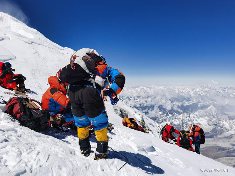فريق البعثة العلمية الصينية يصل إلى قمة جبل تشومولانغما