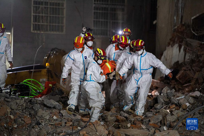 إنقاذ 10 أشخاص ومصرع 5 آخرون إثر انهيار مبنى بوسط الصين