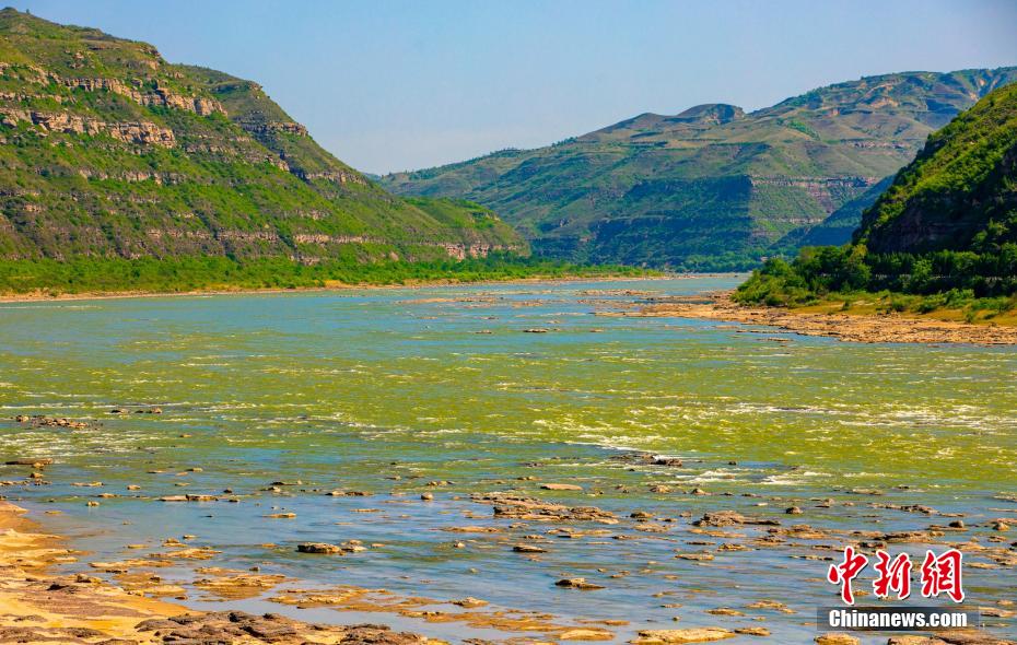شلال هوكو على النهر الأصفر يظهر في حلة رائعة