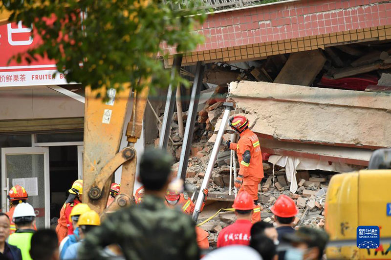 تأكد مصرع 53 شخصا في حادث انهيار مبنى بوسط الصين