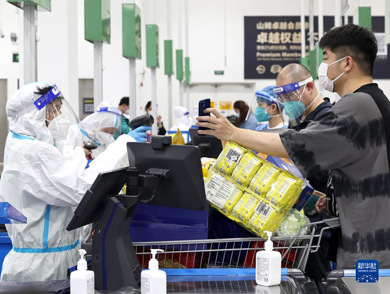 شانغهاي تعيد فتح المزيد من متاجر السوبر ماركت بها