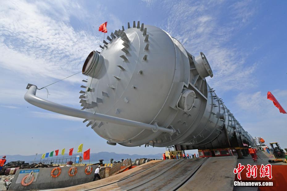 يفوق وزنها الألف طن...إنزال منشأة نفطية ضخمة بمرفأ بافانغ بمقاطعة فوجيان