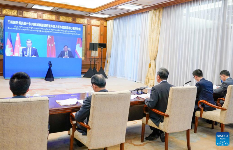 وزير الخارجية الصيني يلتقي نظيره الكمبودي ويدعو العالم إلى الاستماع أكثر للأصوات الآسيوية