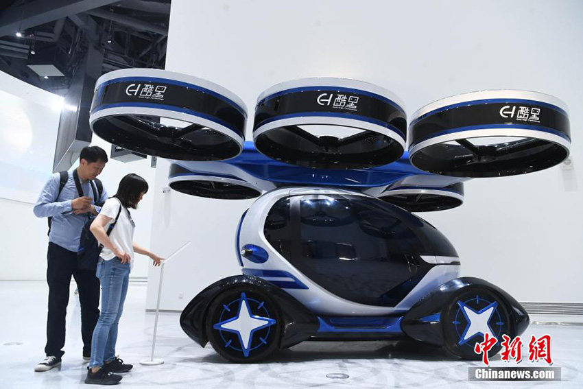 السيارة الطائرة القابلة للتفكيك تظهر بمعرض في تشونغتشينغ