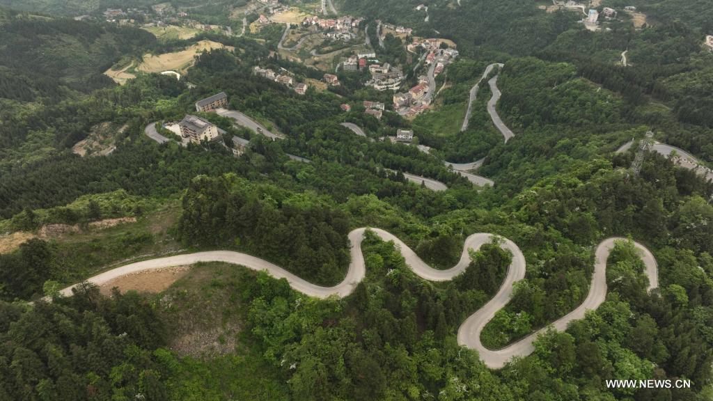شبكة الطرق العامة تدعم النهوض الريفي في جنوب غربي الصين