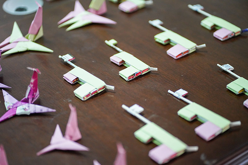 الجد الاوريغامي .. عجوز يصنع ألاف من ألعاب الورق للتخفيف توتر الأطفال خلال فحص الحمض النووي في تشينغداو  