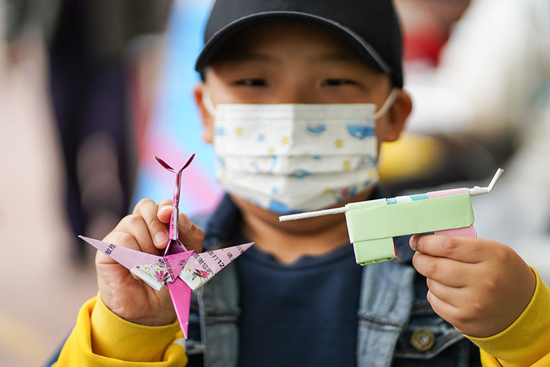 الجد الاوريغامي .. عجوز يصنع ألاف من ألعاب الورق للتخفيف توتر الأطفال خلال فحص الحمض النووي في تشينغداو  
