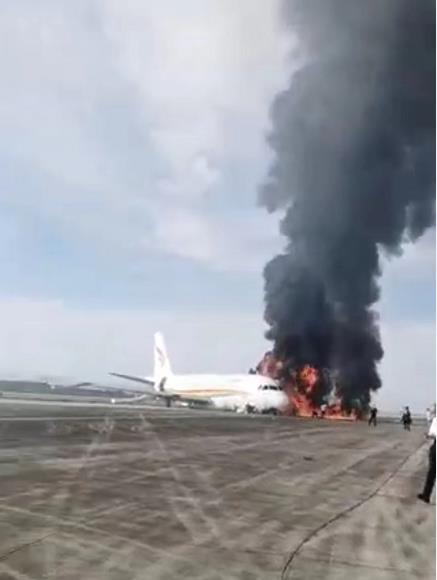 انحراف طائرة عن المدرج واشتعال النيران فيها في جنوب غربي الصين