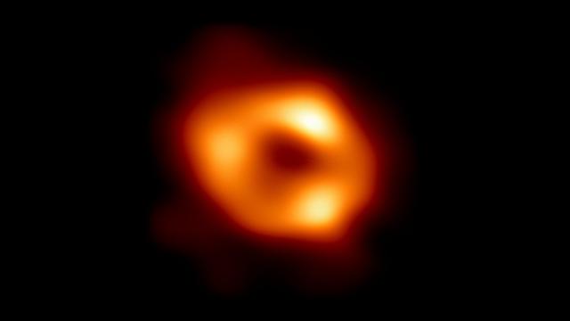 تقرير إخباري: علماء الفلك يكشفون النقاب عن أول صورة للثقب الأسود في مركز المجرة