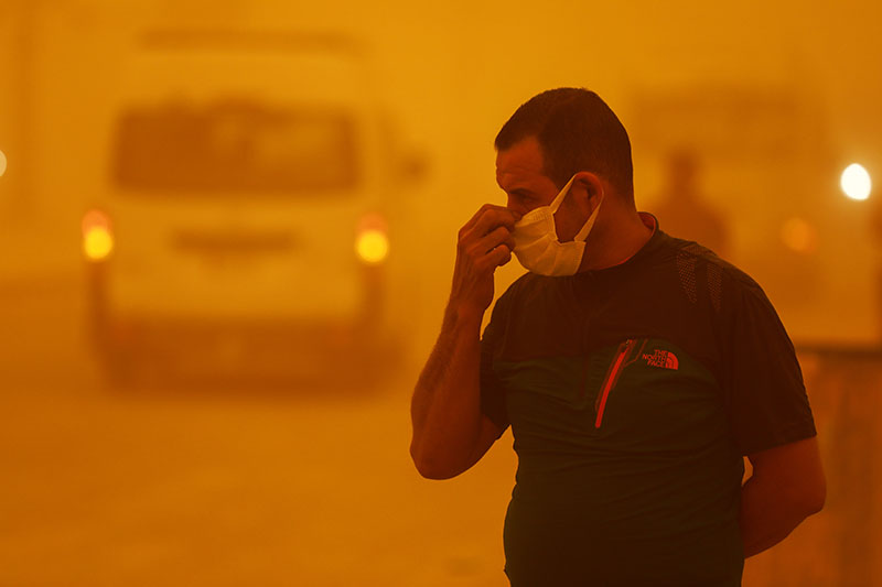 العراق يسجل أكثر من 2000 حالة اختناق بسبب العواصف الترابية