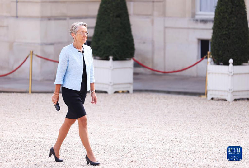 الرئيس الفرنسي يعين إليزابيث بورن رئيسة للوزراء
