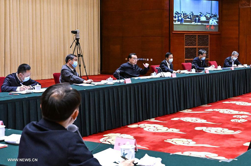 رئيس مجلس الدولة الصيني يشدد على تطبيق أسرع للسياسات الكلية