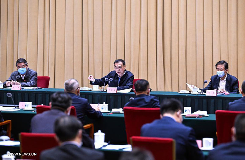 رئيس مجلس الدولة الصيني يشدد على تطبيق أسرع للسياسات الكلية