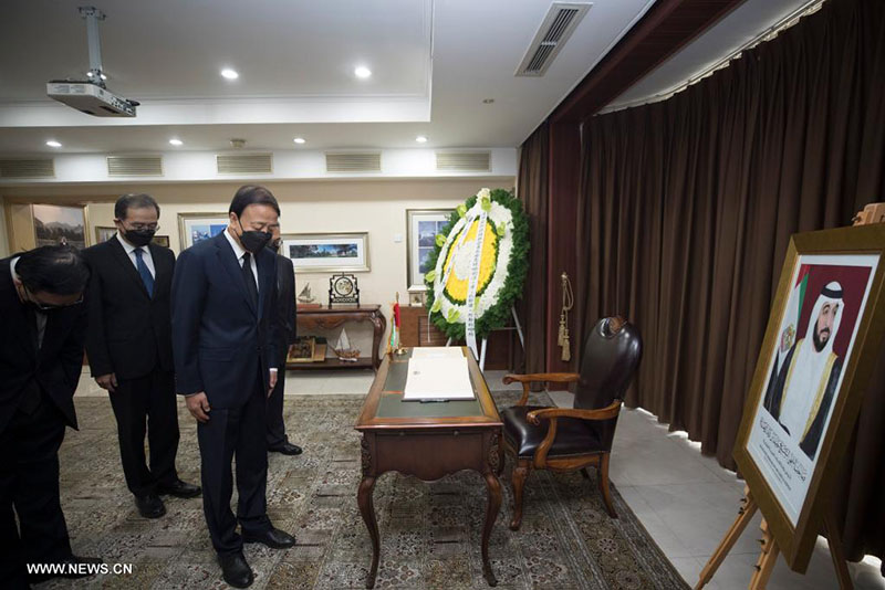 مشرع صيني بارز يزور السفارة الإماراتية لتقديم التعازي في وفاة رئيس دولة الإمارات