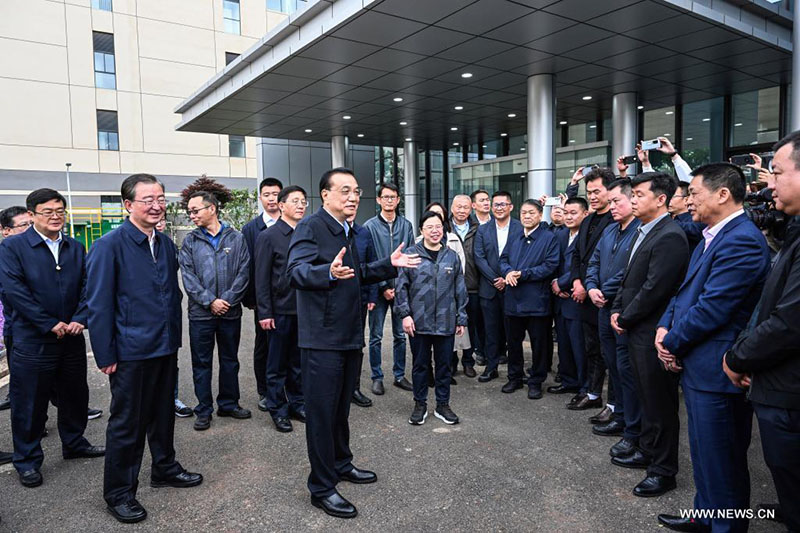 رئيس مجلس الدولة الصيني يشدد على تعزيز الدعم لمساعدة كيانات السوق