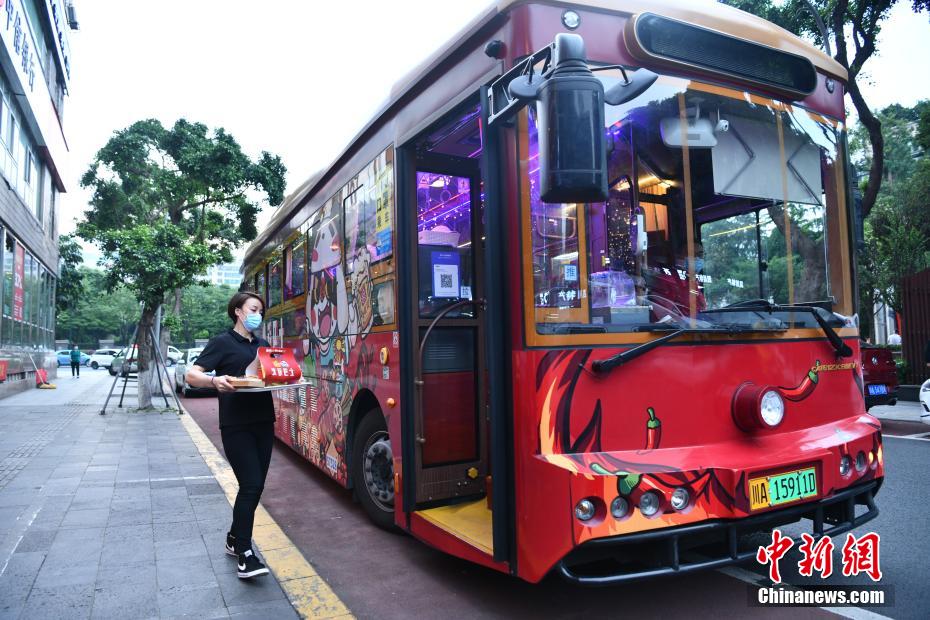حافلة القدر الساخن، تجربة سياحية جديدة في مدينة تشنغدو