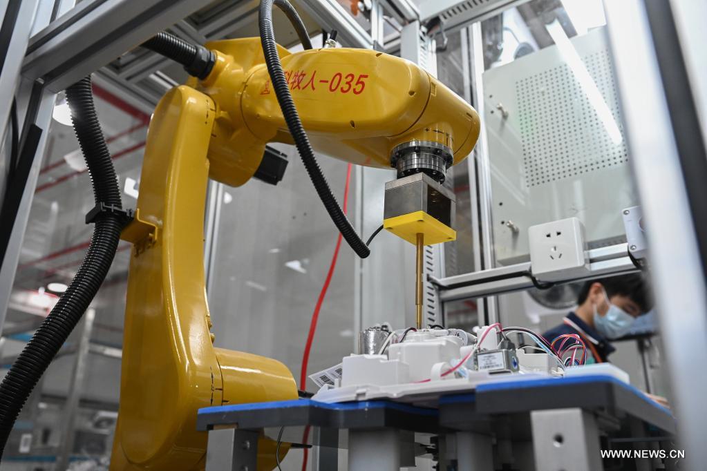 آلات ذكية بتكنولوجيا الجيل الخامس تدعم استئناف الإنتاج للشركات في جنوب شرقي الصين