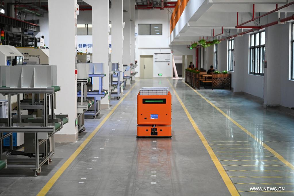 آلات ذكية بتكنولوجيا الجيل الخامس تدعم استئناف الإنتاج للشركات في جنوب شرقي الصين