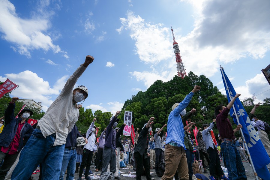 بايدن يبدأ جولة في اليابان وسط خروج المتظاهرين إلى شوارع طوكيو