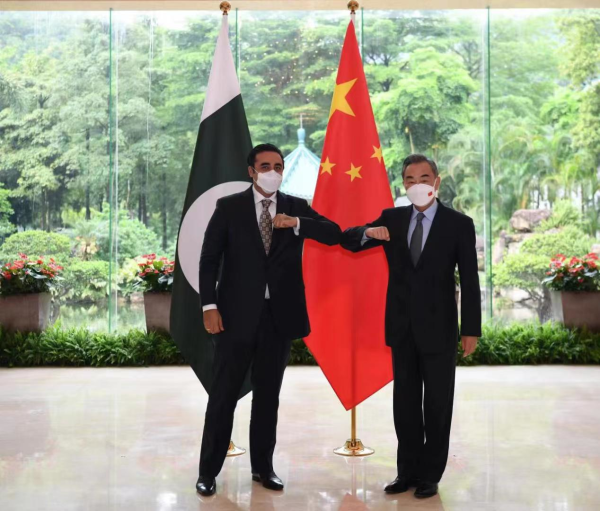 وزير الخارجية الصيني يعقد محادثات مع نظيره الباكستاني