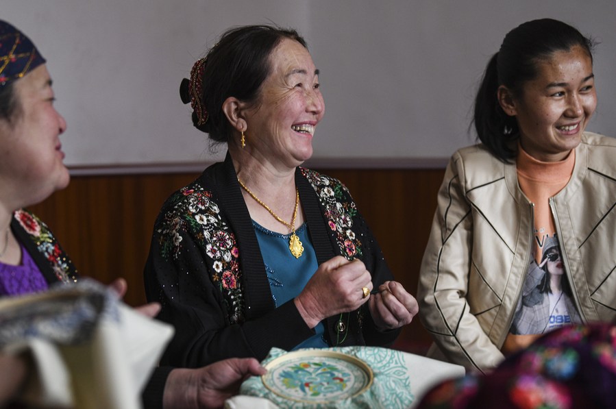 مهارات التطريز تمنح النساء الريفيات في منطقة شينجيانغ الفرصة لكسب المال