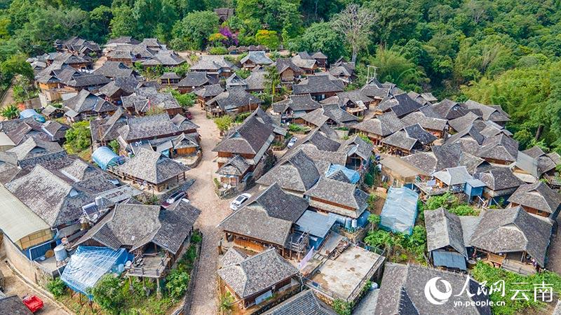تصوير جوي لقرية بولانغ القديمة في جبل جينغماي، يوننان