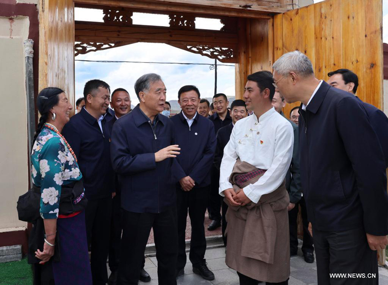 كبير المستشارين السياسيين يتفقد ولاية قاننان التبتية ذاتية الحكم