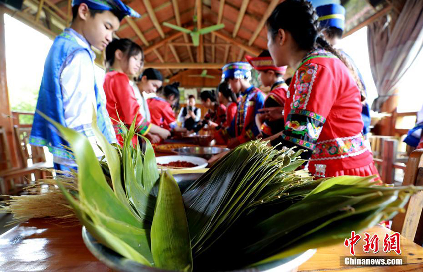 قوانغشي : قومية تشوانغ ترحب بمهرجان قوارب التنين بزونغزي الملونة