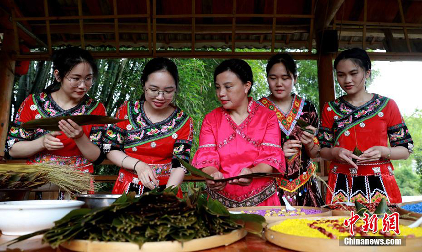 قوانغشي : قومية تشوانغ ترحب بمهرجان قوارب التنين بزونغزي الملونة