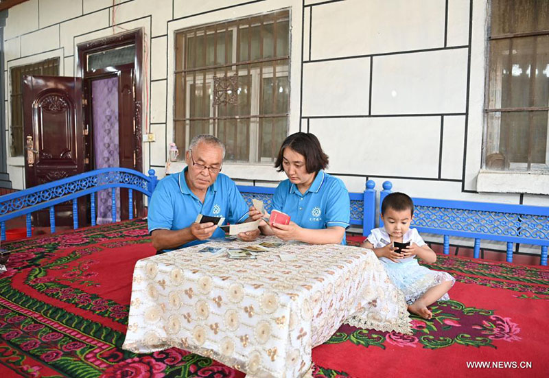 عائلة ويغورية تتفانى عبر ثلاثة من أجيالها لحماية مدينة بوذية قديمة