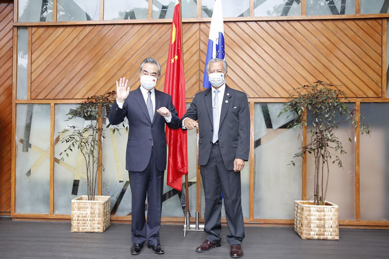 وزير الخارجية الصيني والأمين العام لمنتدى جزر الباسيفيك يناقشان التعاون بشأن الاقتصاد الأزرق وتغير المناخ